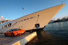 Lamborghini Gallardo около яхты хозяина